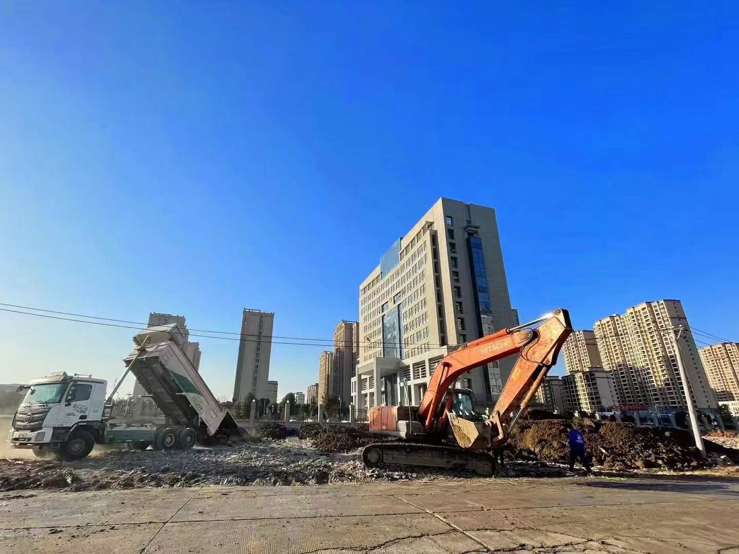 豪家集團(tuán)承建的政務(wù)花園項目、污水管網(wǎng)項目、CBD公園項目施工中